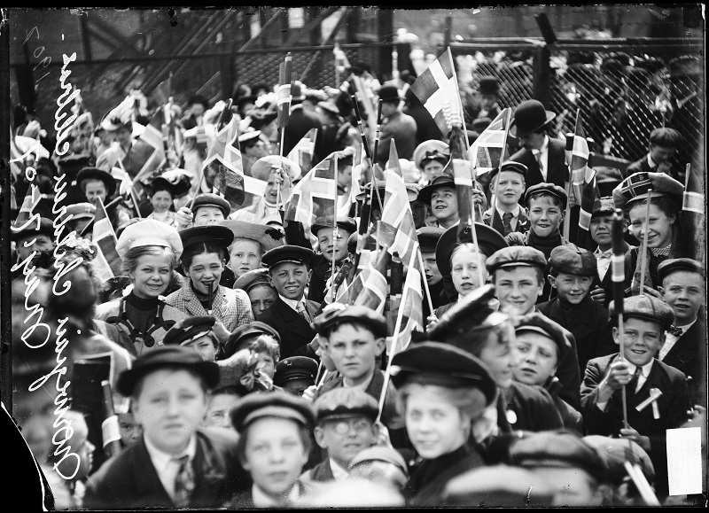 Children, holding Norwegian flags, assembled for a Norwegian Independence Day celebration. Image of children, holding Norwegian flags, assembled for a Norwegian Independence Day celebration in Chicago, Illinois. The parade formed at North Leavitt Street and North Avenue and moved west to Humboldt Park. Source: DN-0004972, Chicago Daily News negatives collection, Chicago History Museum. Date: 1907 May 17.